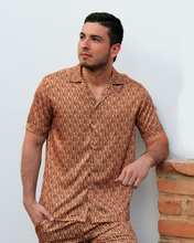 Cargar imagen en el visor de la galería, Camisa en seda estampada
